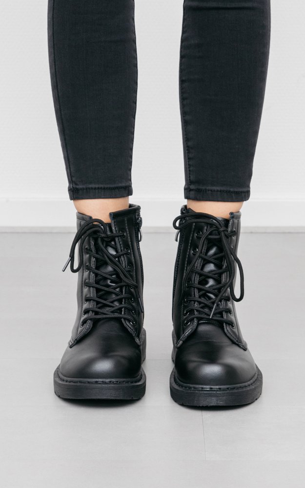 In de collectie vind je trendy haaraccessoires, tassen en leuke . Boots Maud Zwart | Boots Met Veters Van Imitatieleer