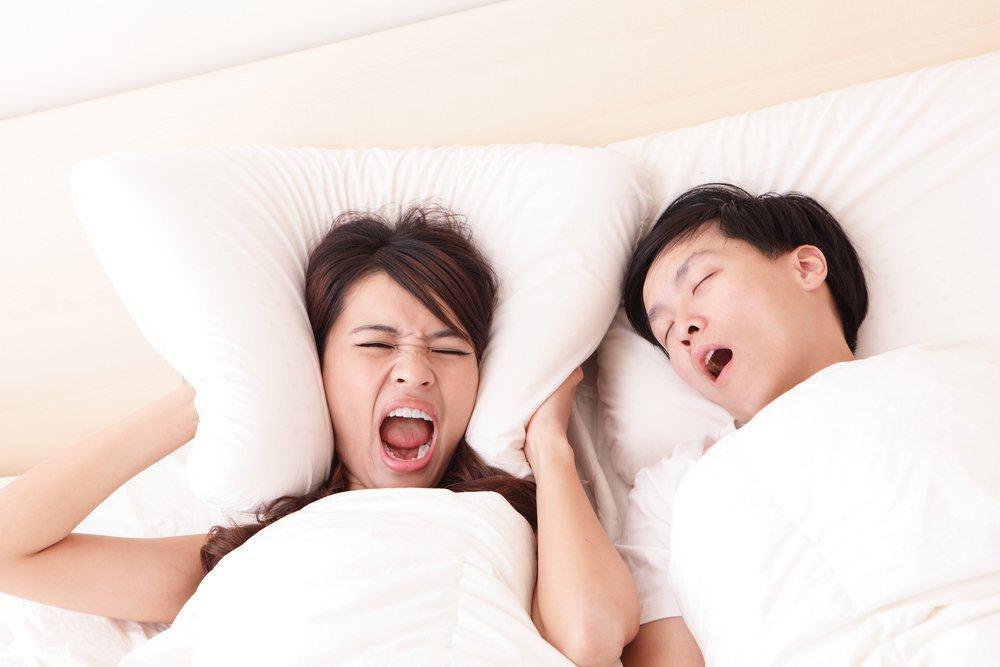 Kadang ketika kamu tertidur di tempat umum, suara dengkuran tersebut juga bisa membuatmu malu. 5 Penyebab Ngorok Yang Paling Sering Terjadi
