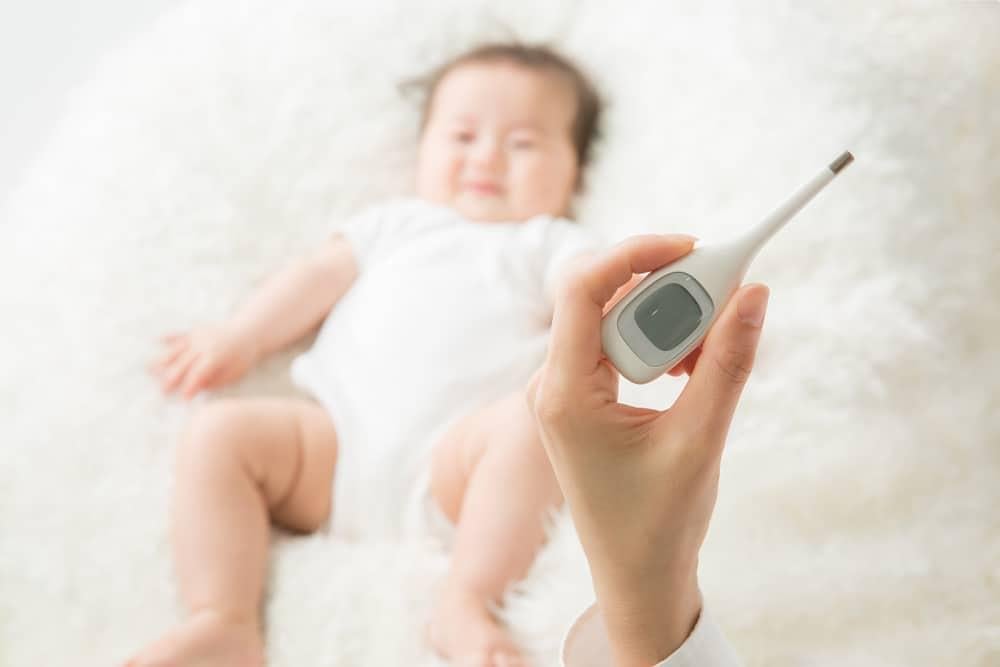 · berikan si kecil nutrisi yang baik · pemberian obat dan . Ini Ragam Cara Meredakan Demam Setelah Imunisasi Hello Sehat
