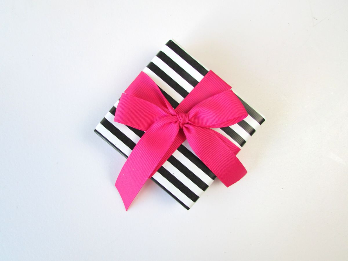 Tie the wire around the ribbon to finish the bow your wire is now through the middle of the flower and on the same end as the knotted wire. 3 Beautiful Ways To Tie A Bow With Ribbon