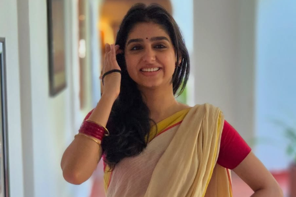 சேலையில் ரசிகர்களை கவர்ந்த இளம் நடிகை அனஸ்வரா ராஜன்.. சேலையில் ரசிகர்களை கவர்ந்த இளம் நடிகை அனஸ்வரா ராஜன்..