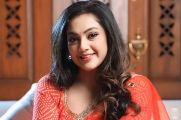 ஹெலிகாப்டர் விபத்தில் இருந்து உயிர் தப்பிய நடிகை மீனா… ஹெலிகாப்டர் விபத்தில் இருந்து உயிர் தப்பிய நடிகை மீனா…
