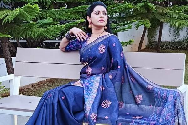 புடவையின் அழகில் மயக்கும் நடிகை சாயா சிங் போட்டோஸ் புடவையின் அழகில் மயக்கும் நடிகை சாயா சிங் போட்டோஸ்