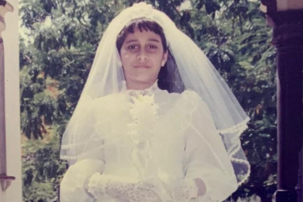 இந்த புகைப்படத்தில் உள்ள நடிகை சினிமாவிற்கு வந்து 20 வருடங்கள் ஆகிவிட்டது! யார் தெரியுமா இந்த புகைப்படத்தில் உள்ள நடிகை சினிமாவிற்கு வந்து 20 வருடங்கள் ஆகிவிட்டது! யார் தெரியுமா