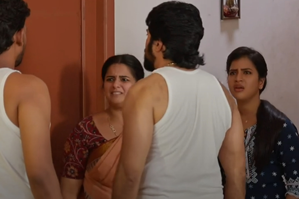 இதுக்கு பேரு குடும்பமா.. பெரிய இடி வரப்போகுது! – எதிர்நீச்சல் தொடர்கிறது சீரியலில் இன்று இதுக்கு பேரு குடும்பமா.. பெரிய இடி வரப்போகுது! – எதிர்நீச்சல் தொடர்கிறது சீரியலில் இன்று