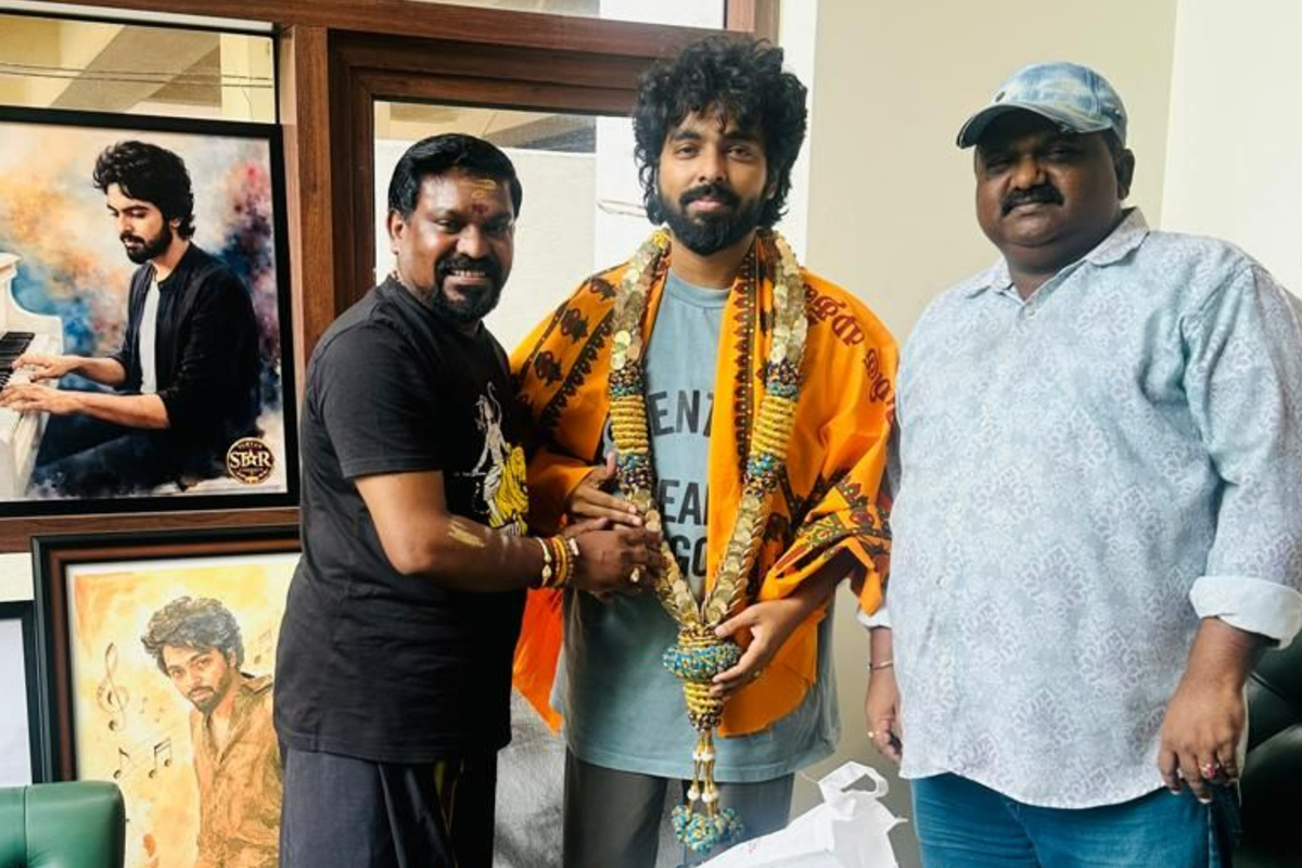 3வது தேசிய விருது : ஜி.வி. பிரகாஷ்குமாருக்கு பாடகர் வேல்முருகன் காசு மாலையுடன் பாராட்டு! 3வது தேசிய விருது : ஜி.வி. பிரகாஷ்குமாருக்கு பாடகர் வேல்முருகன் காசு மாலையுடன் பாராட்டு!