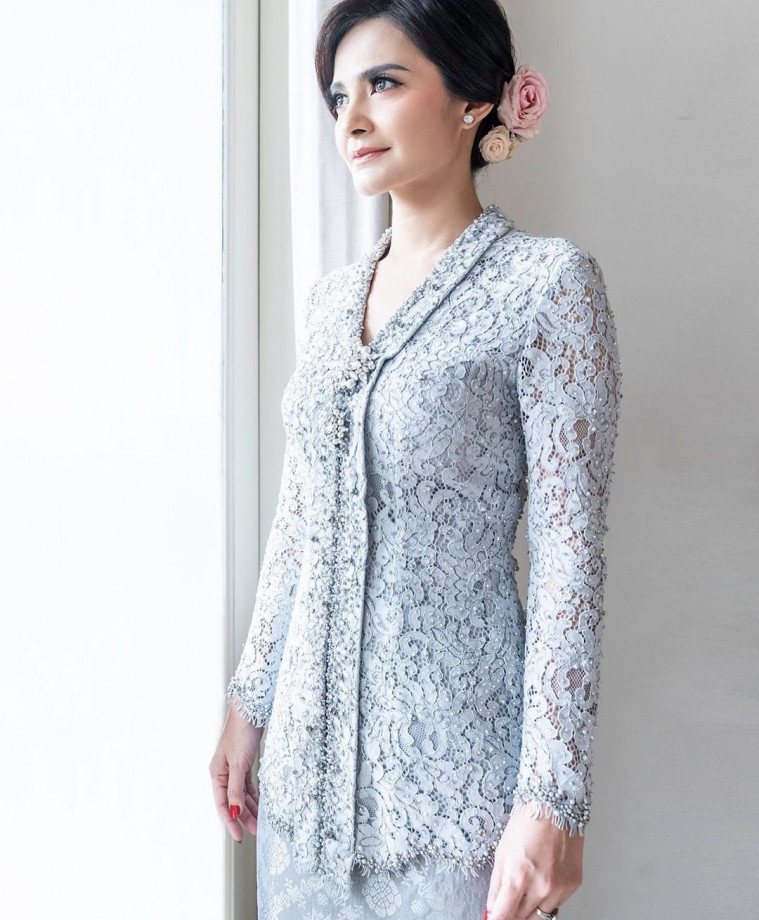 Cek tile mutiara bahan kebaya ori atau tile mutiara bahan kebaya kw . Inspirasi Model Kebaya Modern Wanita untuk Berbagai Acara