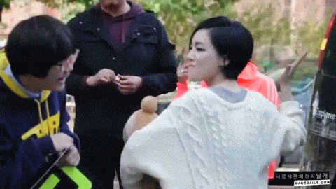 GaIn kissing a fan
