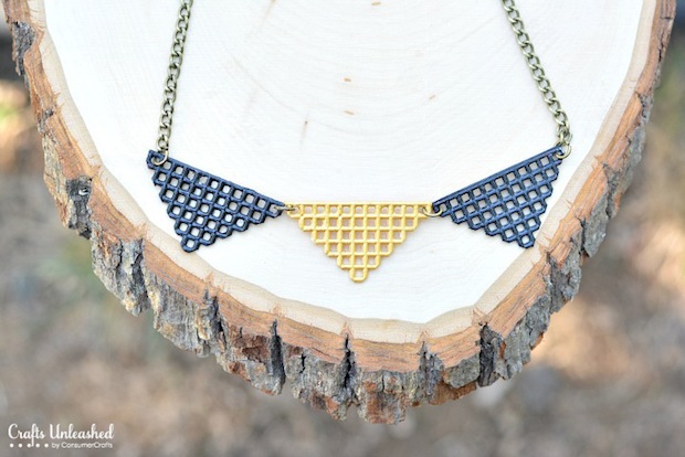 craftsunleashed_plastic_canvas_necklace_01