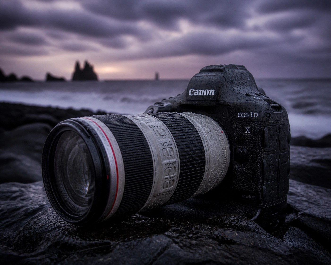 Нестандартна DSLR-камера на скалах, пояснює чи DSLR мертві порівняно з найкращими бездзеркальними камерами 2026 року.