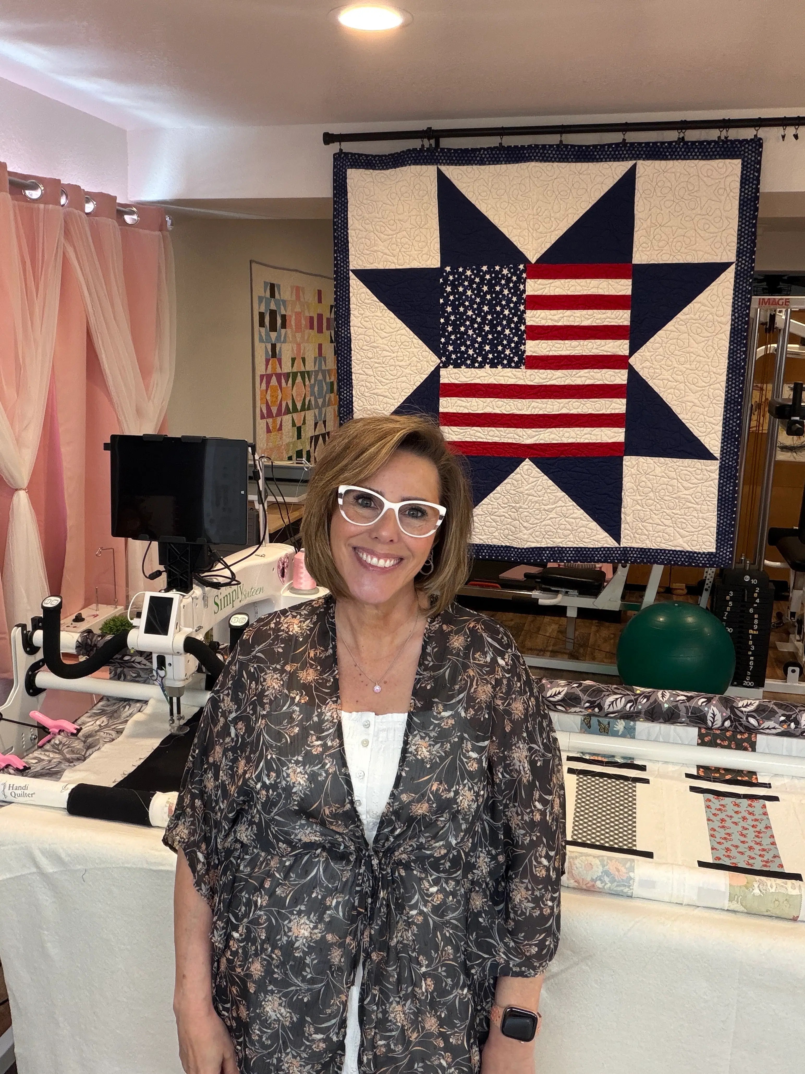 Anisa with her Handi Quilter in the studio.