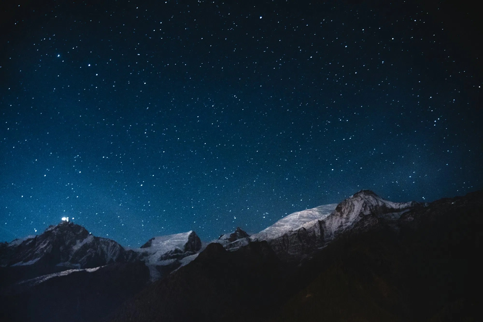 Cielo estrellado sobre las montañas, símbolo de la tranquilidad de Sattva