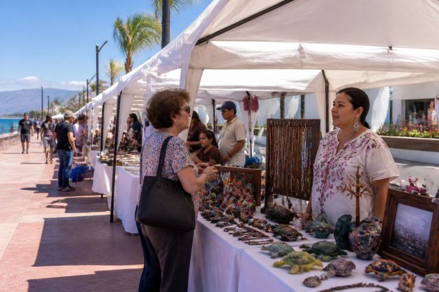 El corredor artesanal en el Malecón de La Paz impulsa la economía de las familias y promueve el talento regional