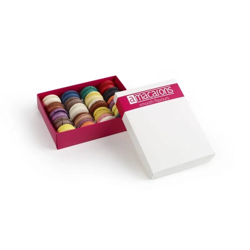 Een luxe magenta geschenkdoos met 16 handgemaakte Franse macarons, die de levendige kleuren en elegante ambachtelijke kwaliteit van de Amacarons-verpakking illustreert.