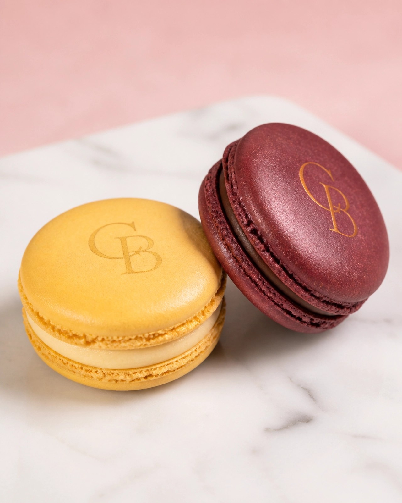Gepersonaliseerde macarons met monogram in de kleuren Butteryellow en Cherry Mocha