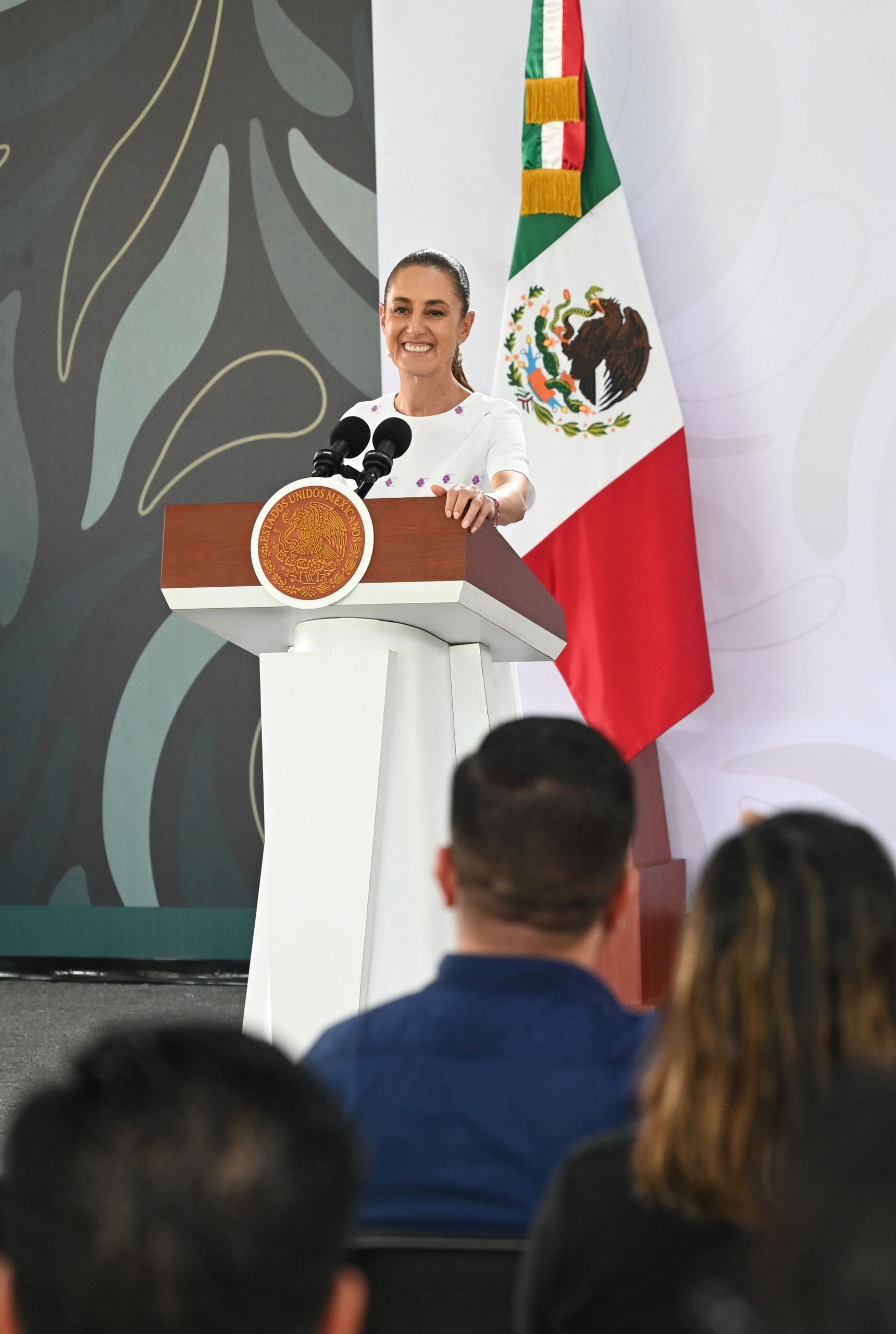 Funcionarios en la conferencia mientras se explicaban las metas de atención médica para 2026.