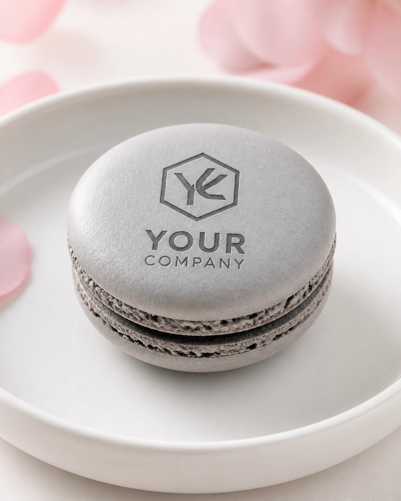 Close-up van een gepersonaliseerde macaron met bedrijfslogo voor B2B relatiegeschenken