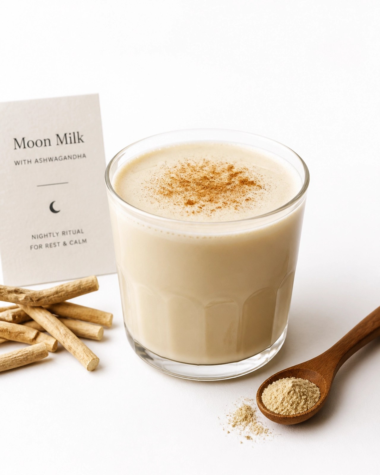 Vaso de Moon Milk con Ashwagandha, una bebida ideal para el descanso nocturno