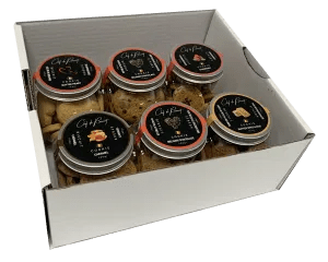Assortiment van ambachtelijke koekjes en macarons in luxe presentatie