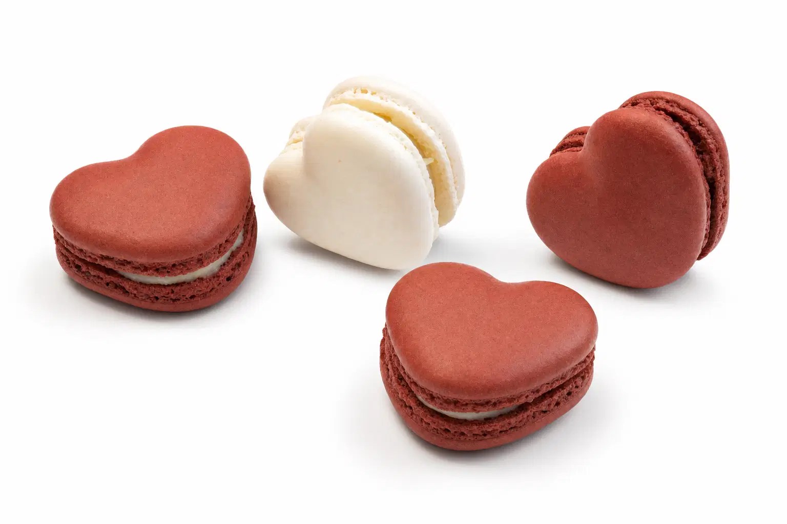 Luxe hartvormige macarons in dieprood en wit