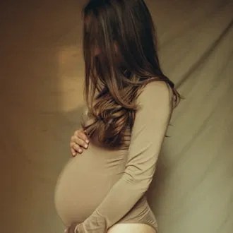 Mujer embarazada en un momento de serenidad y reflexión espiritual