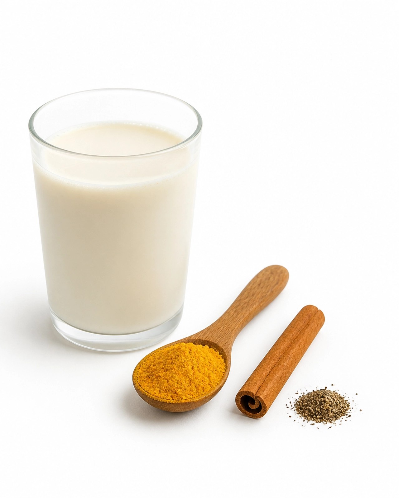 Ingredientes para Golden Milk sobre fondo blanco