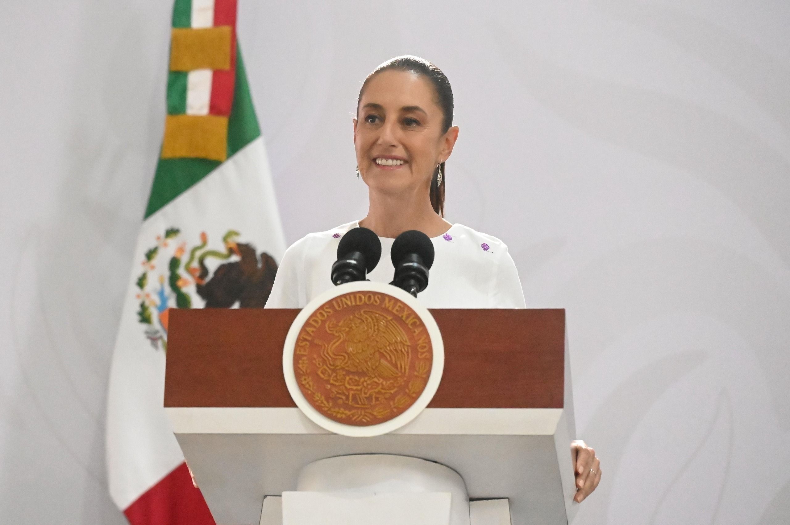 Vista general de la conferencia con funcionarios y asistentes durante el anuncio para Veracruz.