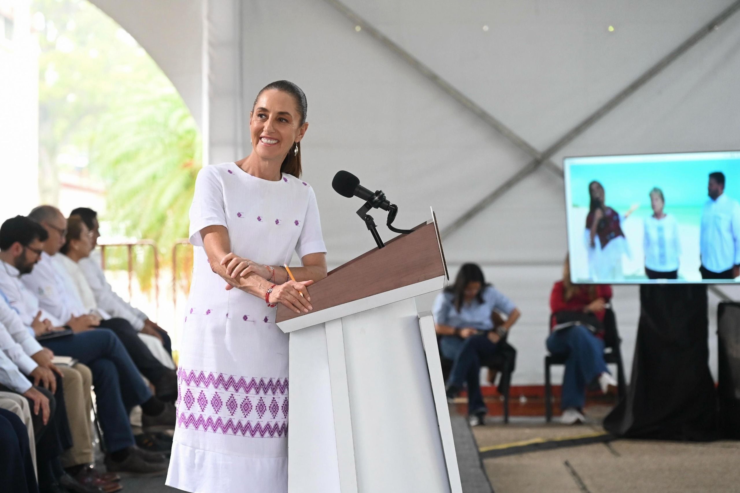 Funcionarios durante la explicación del rescate petroquímico en la conferencia de Veracruz.