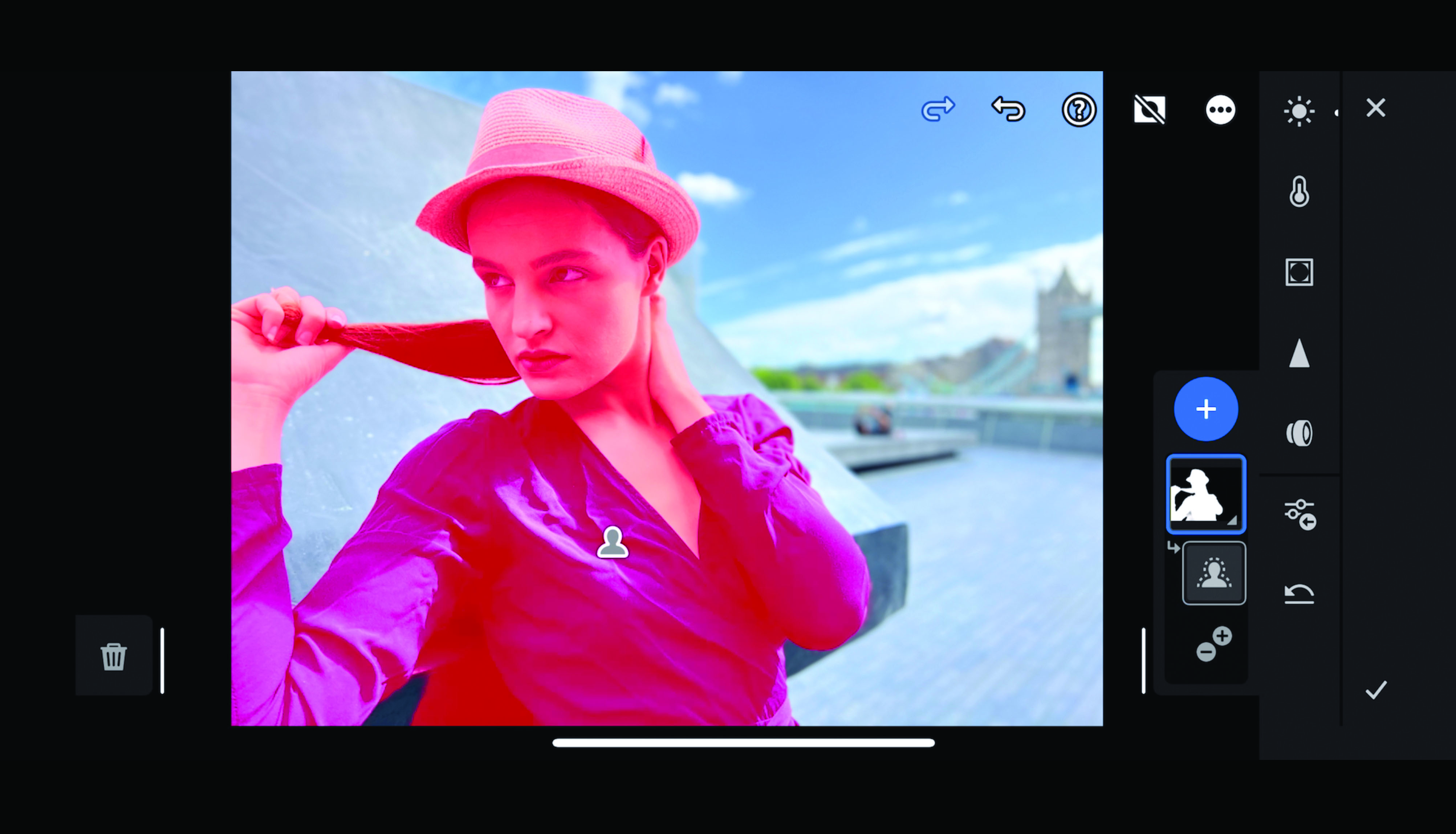 Скриншот Adobe Lightroom с женщиной и боковой панелью