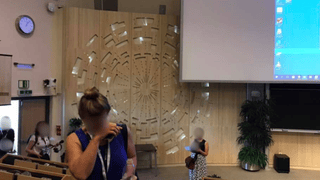 Rápidamente se rompió una imagen en la sala de conferencias donde se encontraba Peter Higgs. Escuché la noticia de que se había descubierto el bosón de Higgs siete años después de ese evento.