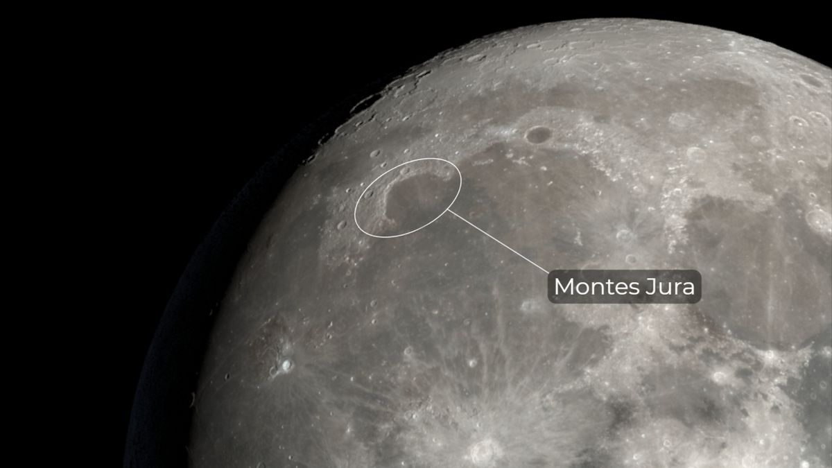 La región noroeste de la superficie lunar se muestra con el perfil curvo de la cordillera Montes Jura etiquetada y resaltada con un círculo blanco.