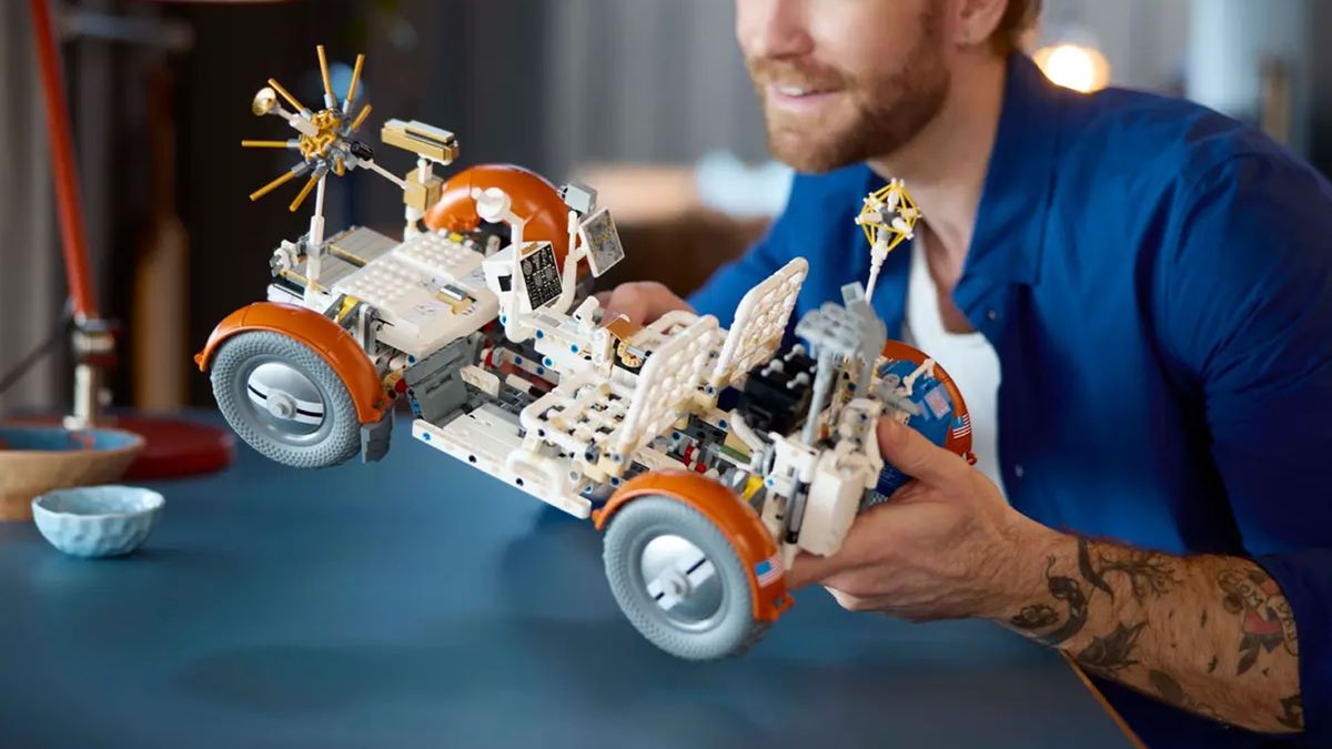 Una persona sosteniendo un vehículo itinerante lunar LEGO Technic NASA Apollo