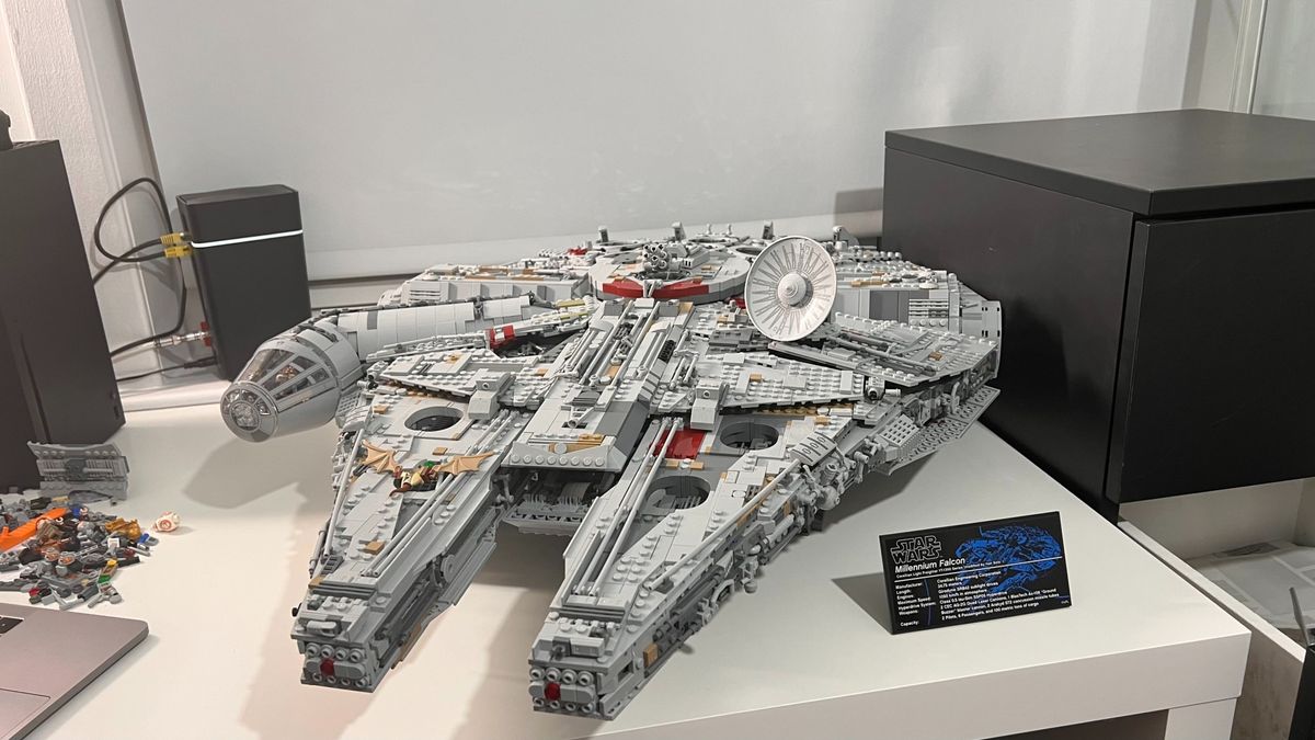 Lego Star Wars UCS Halcón Milenario 75192_Vista frontal