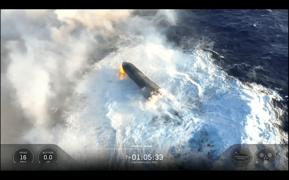 Un vehículo SpaceX Starship flota en el Océano Índico después del aterrizaje del vuelo 13