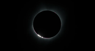 Las cuentas de Bailey vistas en el borde de la luna durante un eclipse solar en 2017