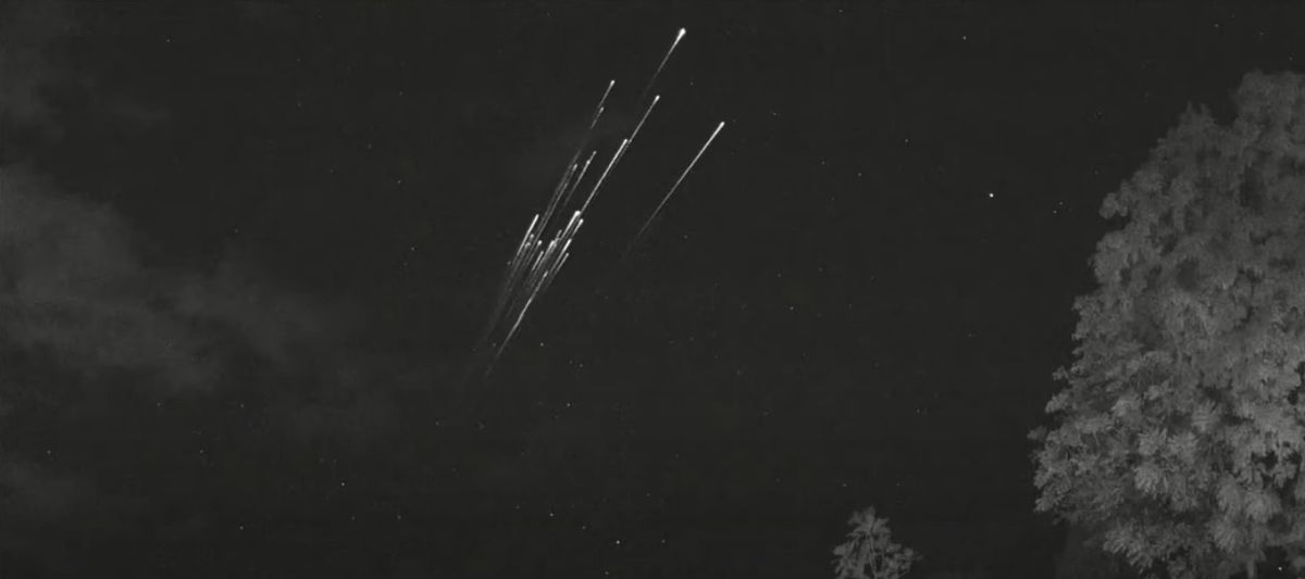 Los desechos espaciales arden sobre Puerto Rico el 7 de febrero de 2022 en esta imagen fija de un video capturado por una cámara operada por la Sociedad de Astronomía del Caribe. Probablemente se trataba de una pieza del lote de satélites SpaceX Starlink lanzado recientemente que se vio gravemente afectada por una tormenta geomagnética, según el rastreador de satélites Marco Langbroek.