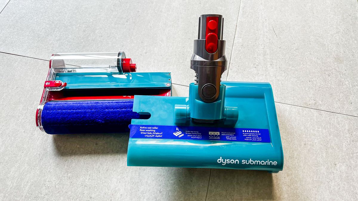 Dyson V15s पत्ता लगाउनुहोस् पनडुब्बीको भिजेको रोलर टाउकोलाई यसको भागहरूमा अलग गरिएको छ