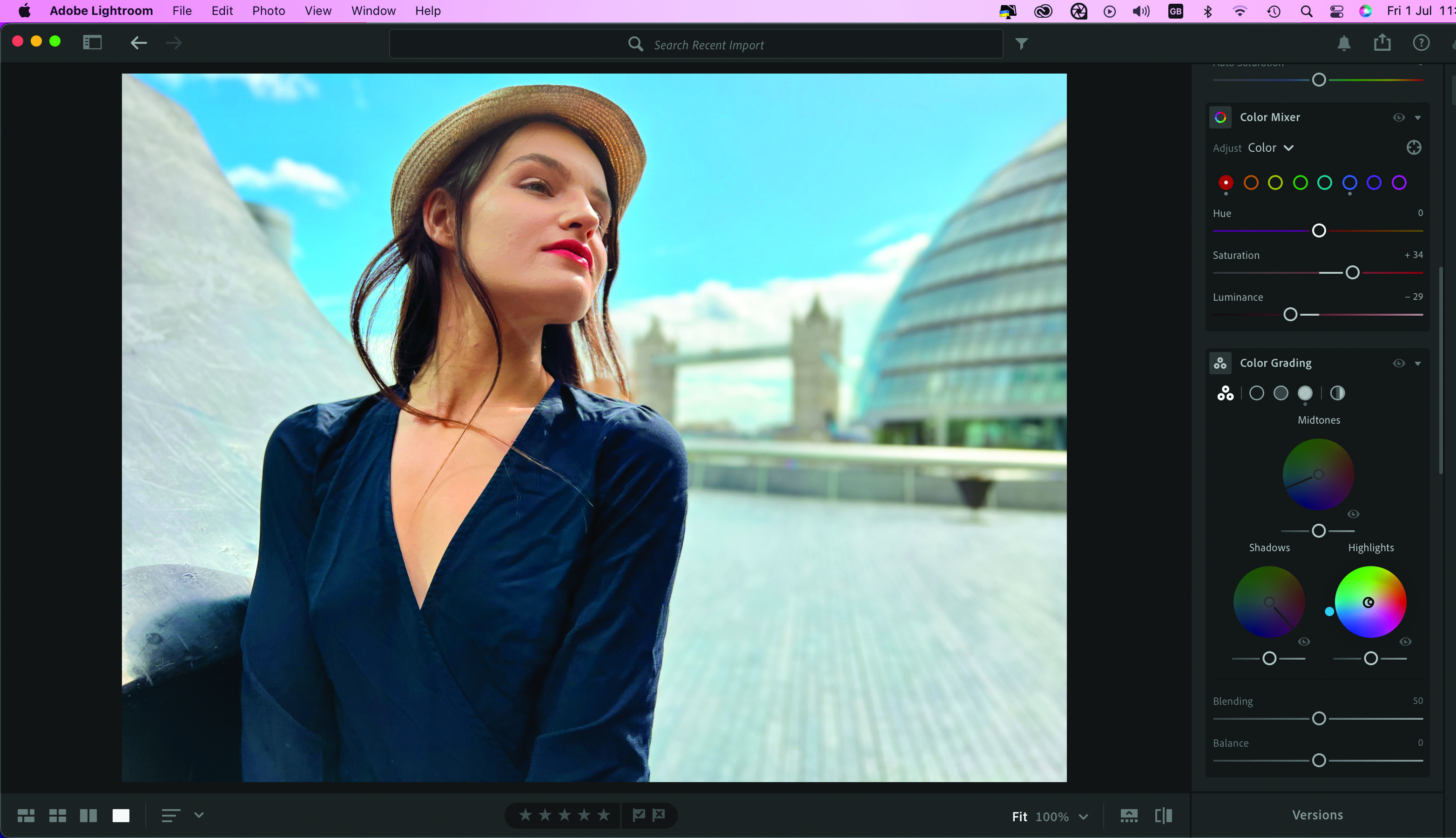 Скриншот Adobe Lightroom с женщиной и боковой панелью