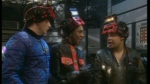 Fotograma de la comedia británica de ciencia ficción llamada Red Dwarf. Aquí vemos a Rimmer, el Gato y Lister con cascos de realidad virtual.