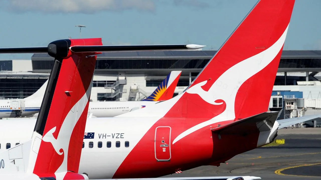 Qantas flight from perth to sydney diverts to melbourne