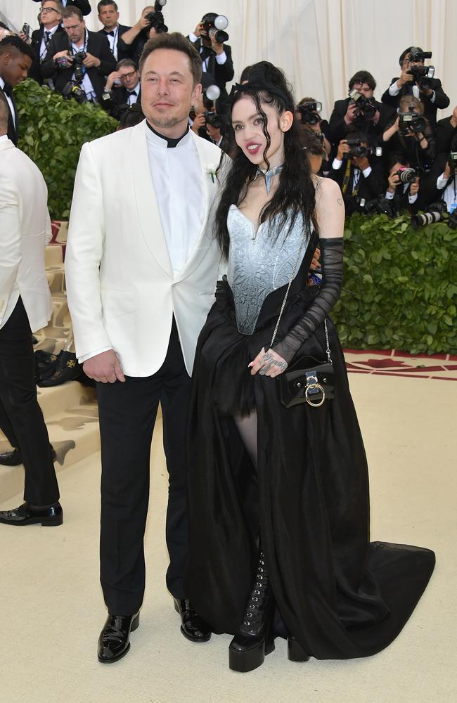 People Are Losing It Over This Photo Of Elon Musk His Girlfriend And His Son