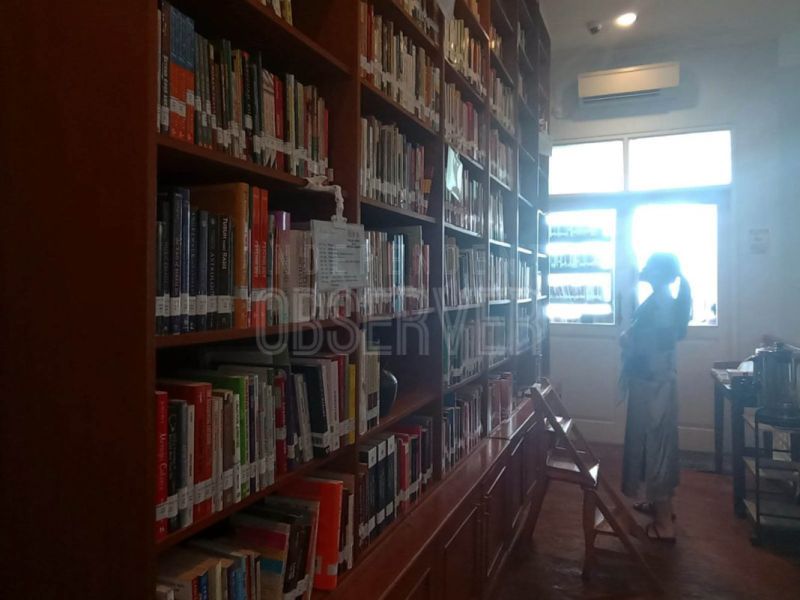 Badan Bahasa - Professional Retina Dark Photos | Free Download