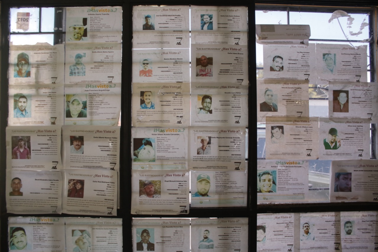 En la oficina de Las Rastreadoras están puestas las fichas de búsqueda de cada una de las personas desaparecidas. Foto: Marcos Vizcarra