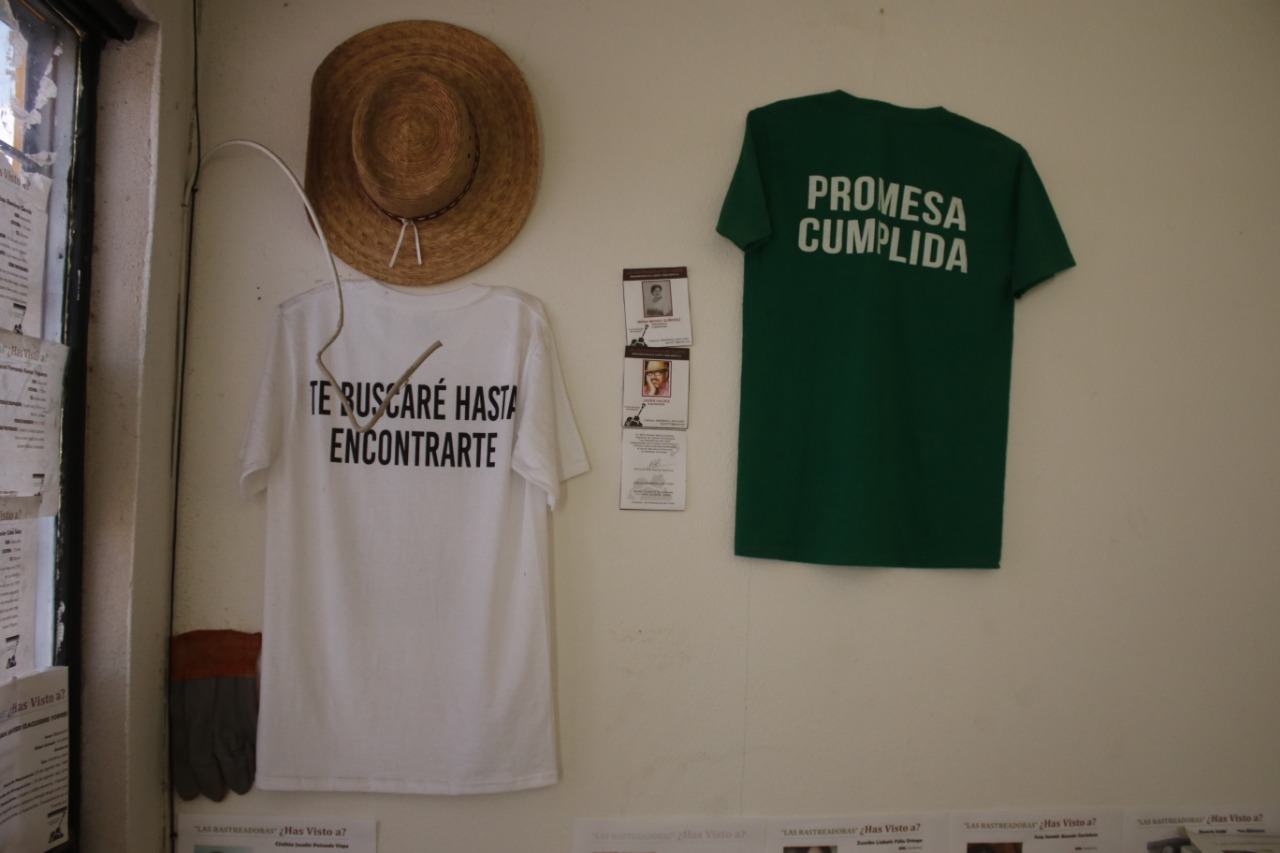 En la oficina de Las Rastreadoras cuelgan dos playeras con la promesa de buscar hasta encontrar a las personas desaparecidas. Por: Marcos Vizcarra