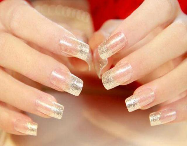 Hoy te contamos cómo elegir las uñas que más se acomodan a tu estilo de vida. Cómo ponerse uñas postizas y tipos: Fácil paso a paso
