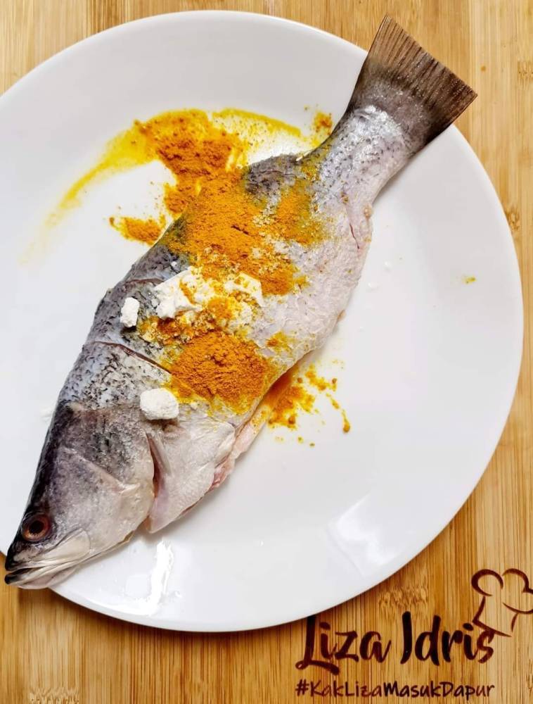 Untuk sesiapa yang mengidam nak makan ayam goreng korea yang boleh buat anda tak dapat tidur malam dengan sekali cuba dek kerana kelembutan isi ayamnya dan keenakan rasa sos yang menyaluti ayam, mai singgah makan di gami chicken. Resipi Ikan Siakap Sos Thai Mudah Sangat Sedap