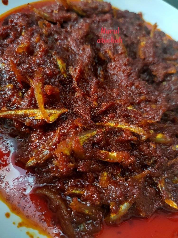 Bahan makanan tersebut akan dipepes dengan cara membungkusnya dengan daun pisang, bumbu yang digunakan untuk pepes juga khas, yakni daun kemangi, tomat, dan cabai. Resepi Sambal Ikan Bilis Nasi Lemak Paling Simple Tapi Sedap