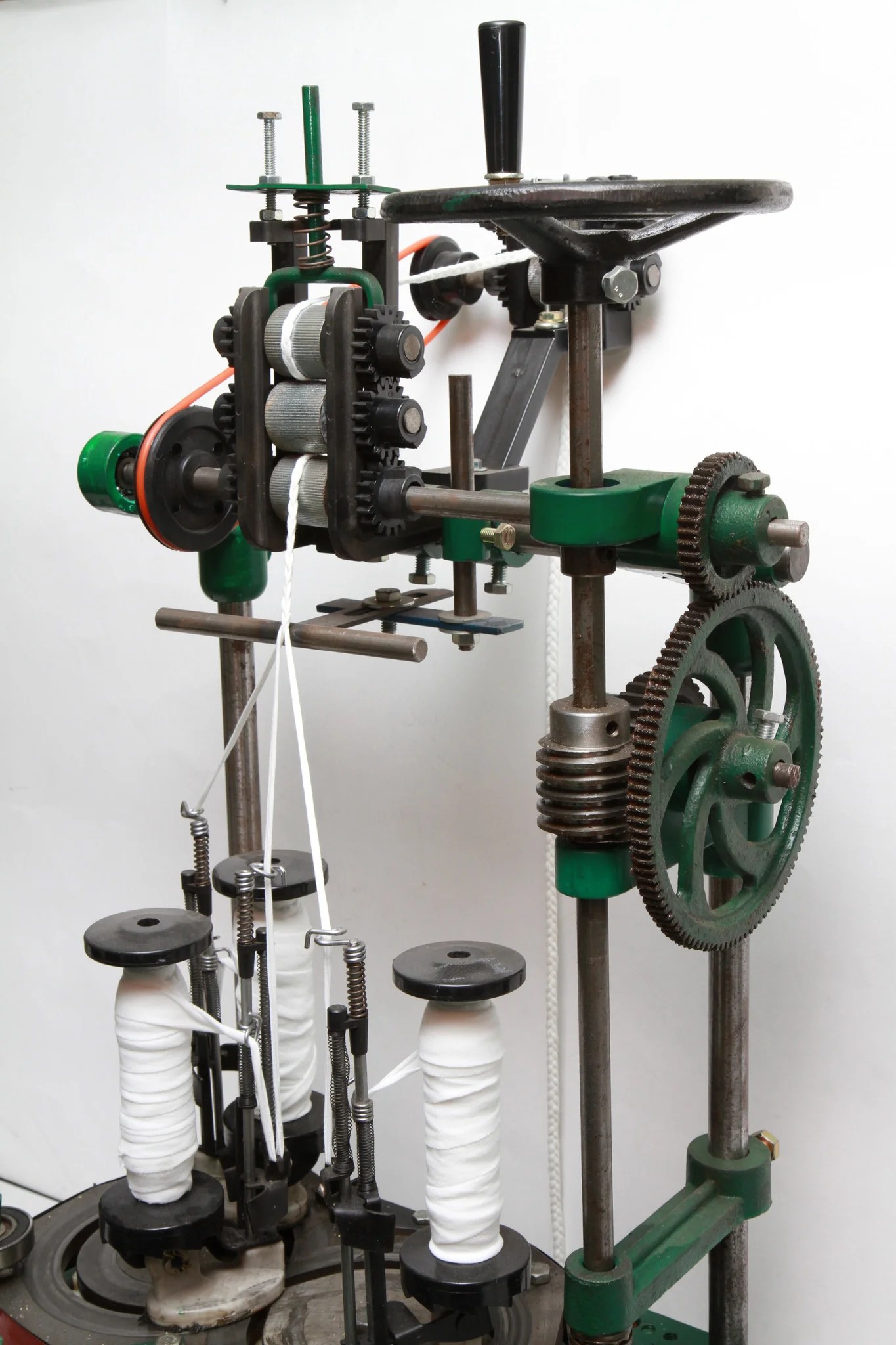 Braiding machine