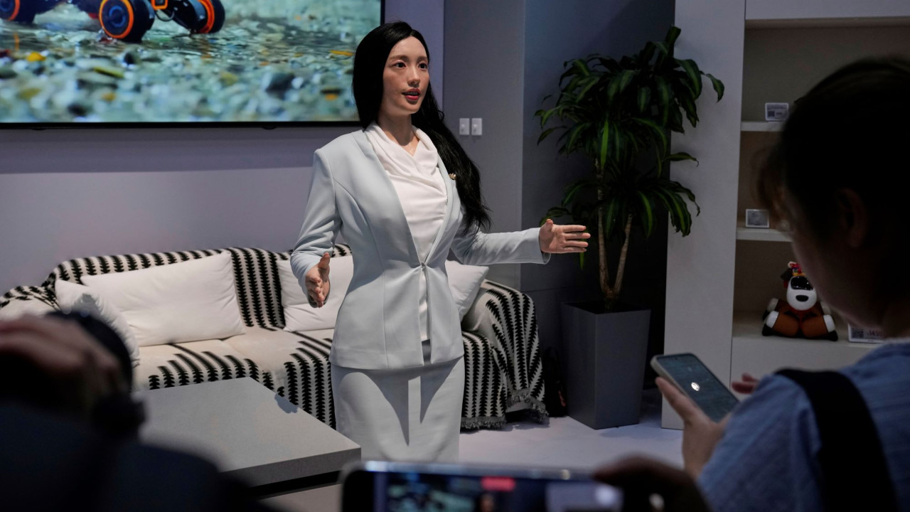 Cobot: Chinese robots that feel and understand you