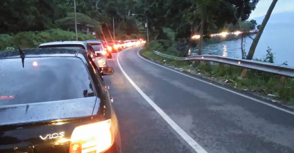 Jalan Lintas Sumatra Pinggir Danau Singkarak Macet Hingga 4 Kilometer